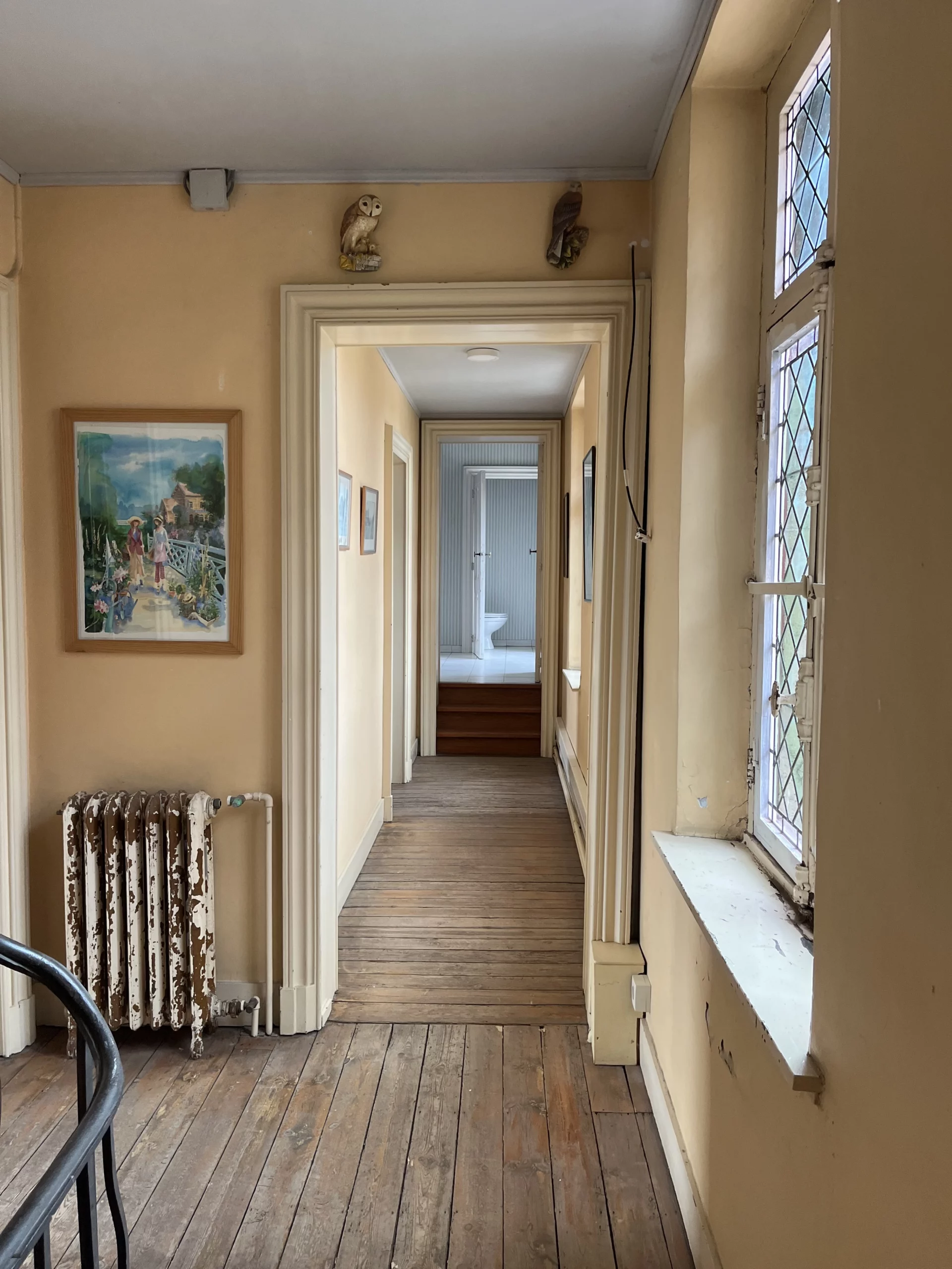 Couloir historique du Château de Beervelde avec câblage électrique discret