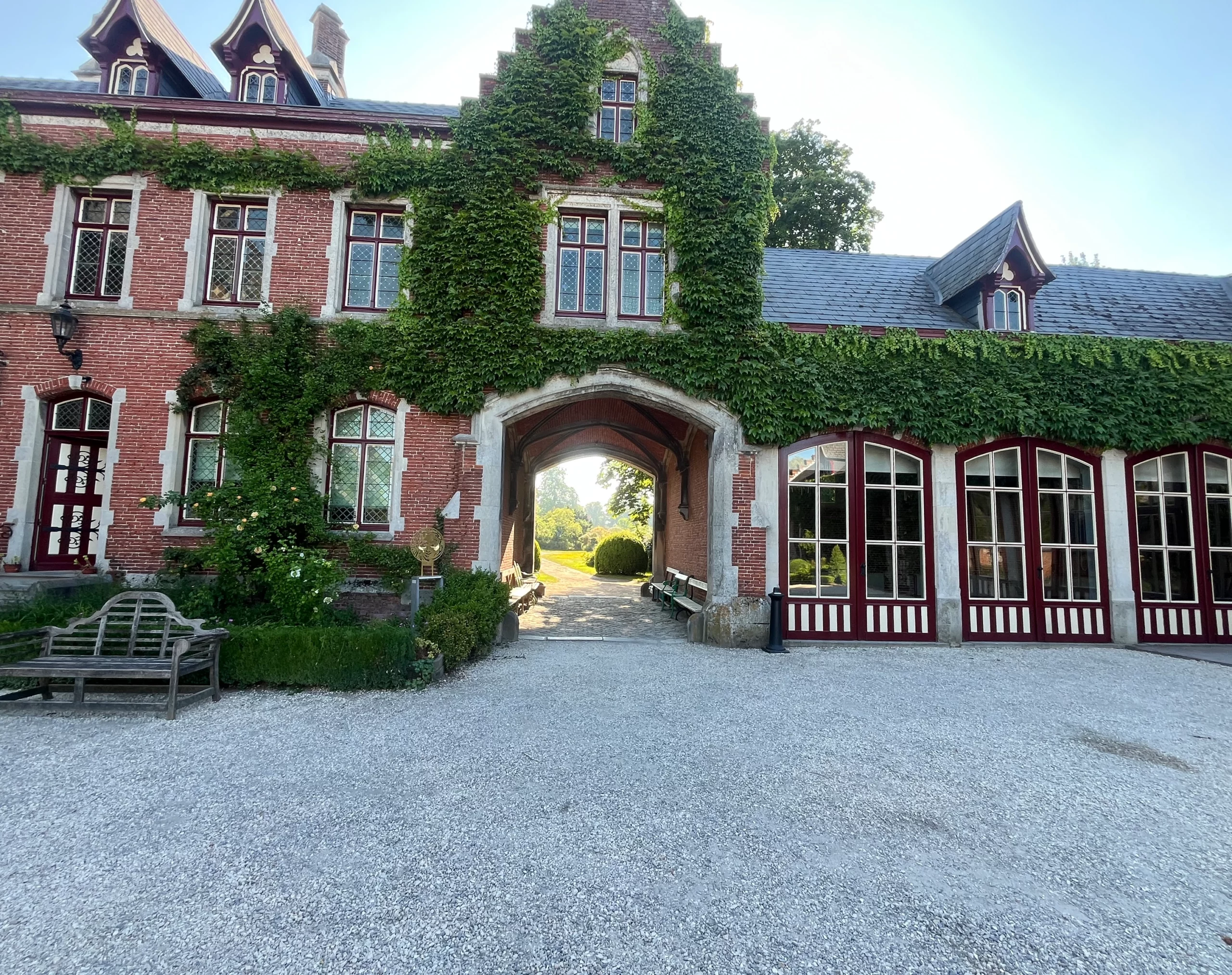 Cour intérieure du Château de Beervelde, bâtiment en briques classé