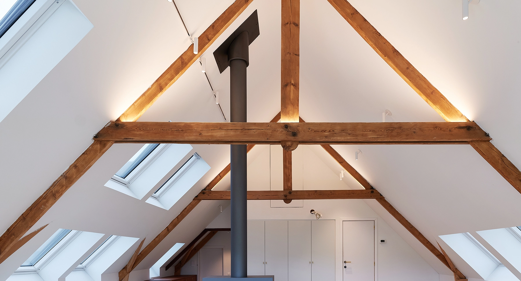 Éclairage intérieur intégré à la charpente en bois, habitation neuve
