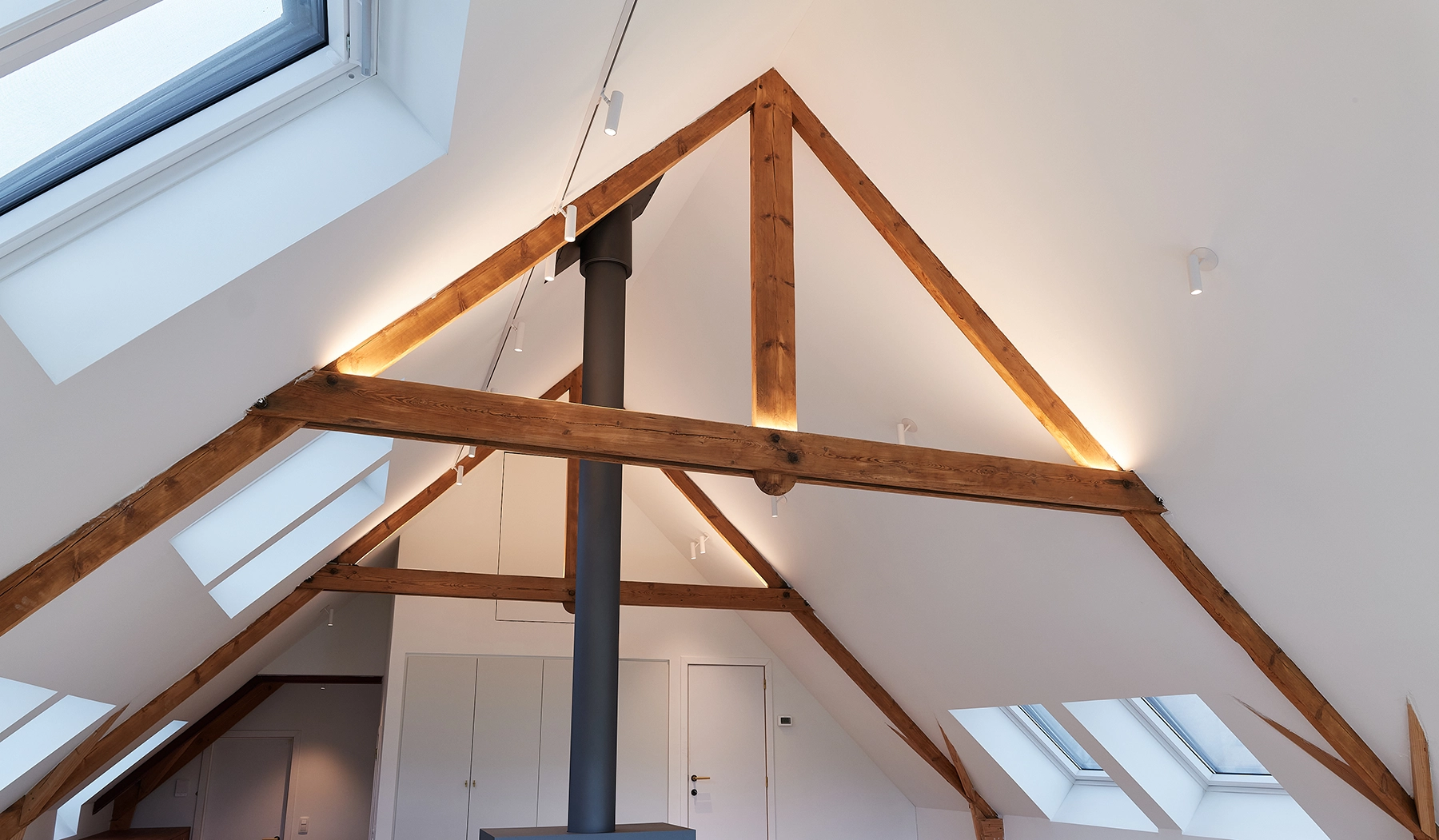 Éclairage sur mesure sous toiture en pente, habitation neuve