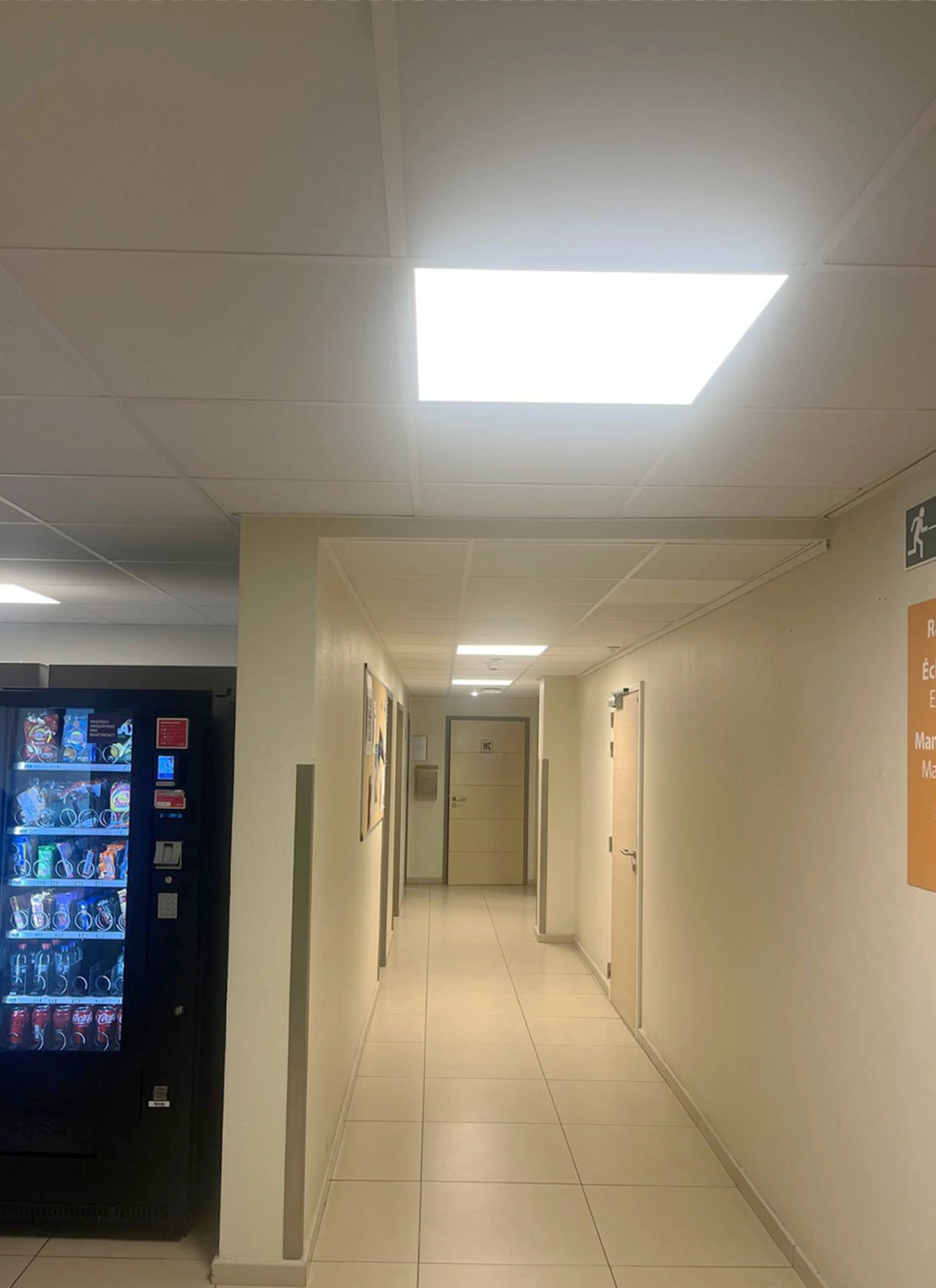 Dalle LED encastrée dans faux plafond, chantier Clinique de la Basilique CHIREC